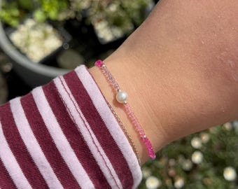 SUMMERY SEED BEAD bracelet on elastic string. Colourful jewelry / bracelet. Summer friendship bracelets. Pink and purple beads.