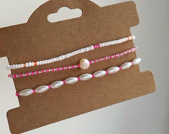PINK BRACELET SET of 3. Friendship bracelets. Glass seed beads. Faux pearls. Neon colours. Summer jewelry. Stackable bracelets. SpudStyle