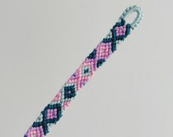 DRAAD VRIENDSCHAP ARMBAND. Paars en turquoise ruitpatroon. Vriendschapsarmband van katoen.