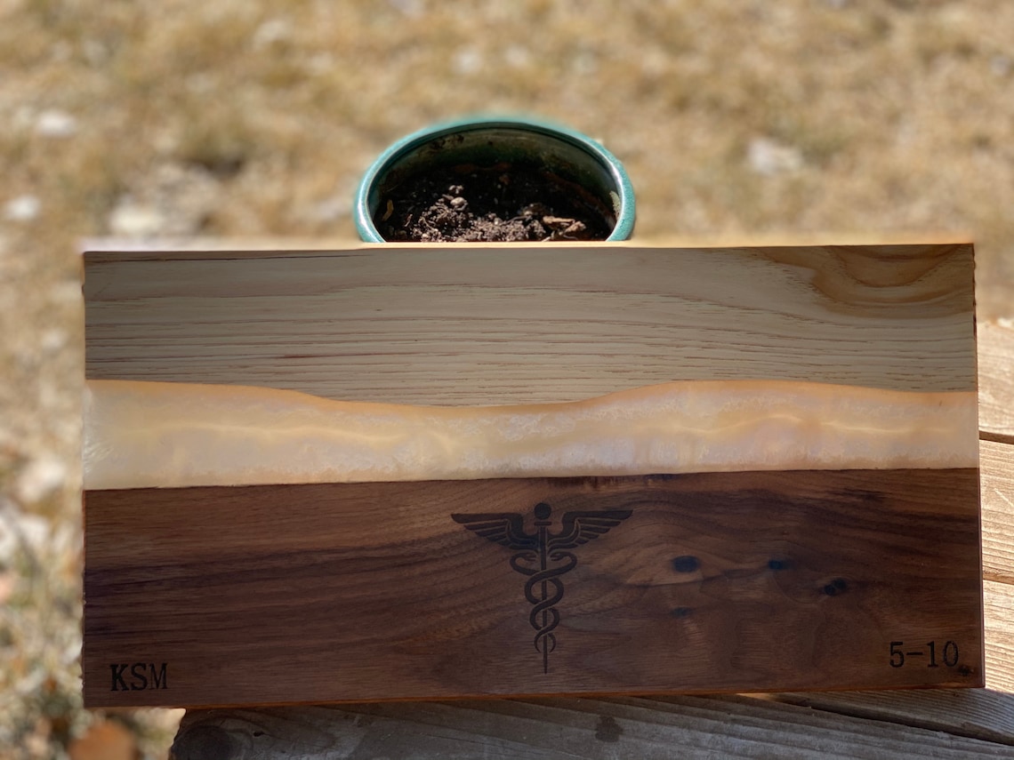 Epoxy and wood custom plaque w/ free shipping Etsy.de