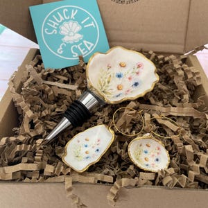 Wine Stopper & Wine Charm Gift Set | Wildflower Design | Oyster Shell | Coastal Cottage Decor | Hostess Gift | Unique Wine Lover Gift