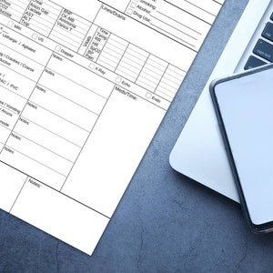 Puede incluir: Un gr&aacute;fico m&eacute;dico blanco con una cuadr&iacute;cula para registrar signos vitales, medicamentos y notas. El gr&aacute;fico est&aacute; sobre una superficie gris con una computadora port&aacute;til y un tel&eacute;fono inteligente.