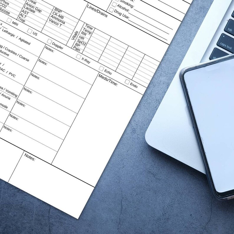 Puede incluir: Un gr&aacute;fico m&eacute;dico blanco con una cuadr&iacute;cula para registrar signos vitales, medicamentos y notas. El gr&aacute;fico est&aacute; sobre una superficie gris con una computadora port&aacute;til y un tel&eacute;fono inteligente.