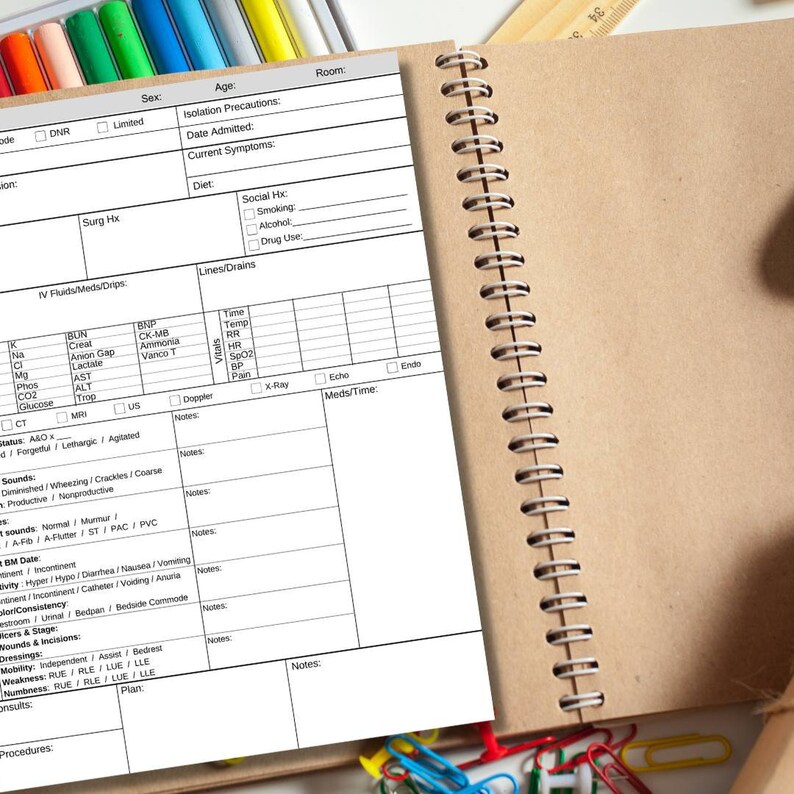 Puede incluir: Un gr&aacute;fico m&eacute;dico blanco con una lista de verificaci&oacute;n para la informaci&oacute;n del paciente, que incluye signos vitales, medicamentos y procedimientos. El gr&aacute;fico est&aacute; dise&ntilde;ado para su uso en un hospital o cl&iacute;nica.
