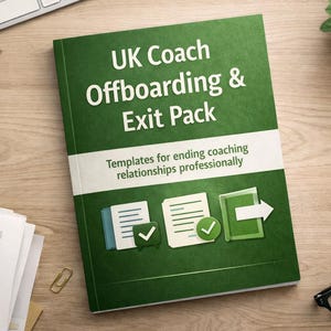Op de afbeelding: Een groen boek met de titel "UK Coach Offboarding & Exit Pack" met witte tekst. Het boek bevat de ondertitel "Templates for ending coaching relationships professionally". De cover bevat iconen en een witte streep. Een toetsenbord, pen en bril zijn ook zichtbaar.