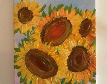 Könnte beinhalten: Ein Ölgemälde auf Leinwand mit vier Sonnenblumen, die dunkelbraune Mitten und gelb-orangefarbene Blütenblätter aufweisen. Die Blumen sind vor einem hellblauen und blassvioletten Hintergrund dargestellt, wobei grüne Blätter zwischen den Blüten mit sichtbaren Pinselstrichen zu sehen sind.