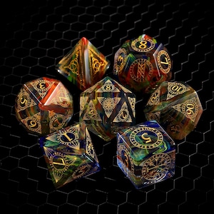 Pode incluir: Conjunto de sete dados poliédricos com um padrão de mármore azul, verde e vermelho em espiral. Os dados têm detalhes dourados e números.
