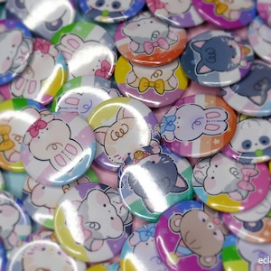Può includere: Una collezione di spille rotonde con illustrazioni colorate di animali dei cartoni animati, tra cui conigli, gatti e panda, su sfondi a righe pastello con vari fiocchi e cappellini da festa, con il testo eclairJess.etsy.com visibile.