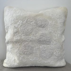 Cuscini in feltro bianco, federa per cuscino in lana merino, cuscino decorativo neutro testurizzato, cuscino lombare in feltro, federa bianca, decorazioni per la casa in feltro