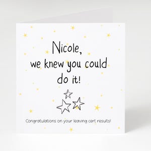 Może przedstawiać: Biała kartka okolicznościowa z czarnym napisem "Nicole, we knew you could do it!" oraz "Congratulations on your leaving cert results!", ozdobiona małymi żółtymi gwiazdkami i trzema ręcznie rysowanymi gwiazdkami z czarnym konturem.