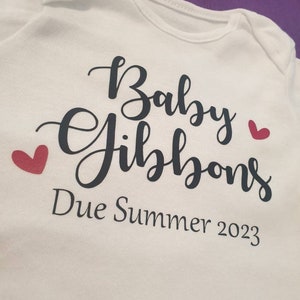 Schwangerschaftansage Babyweste Neues Baby Personalisierte Babyweste Body Beliebiger Text Personalisiertes Geschenk Baby Junge Baby Mädchen Bild 4