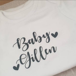 Schwangerschaftansage Babyweste Neues Baby Personalisierte Babyweste Body Beliebiger Text Personalisiertes Geschenk Baby Junge Baby Mädchen Bild 2