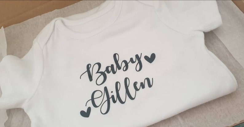 Schwangerschaftansage Babyweste Neues Baby Personalisierte Babyweste Body Beliebiger Text Personalisiertes Geschenk Baby Junge Baby Mädchen Bild 2