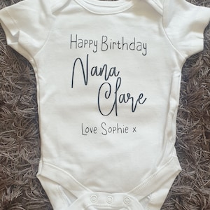 Alles Gute zum Geburtstag Nanny Baby Weste | Erster Geburtstag als Geschenk für meine Oma | Personalisierter Body | Beliebiger Text | Baby Junge | Baby Mädchen | Irland