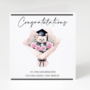 Może przedstawiać: Biała kartka okolicznościowa z napisem Congratulations na górze i TO OUR DAUGHTER BETH ON YOUR LEAVING CERT RESULTS na dole. W centrum znajduje się pluszowy miś w czarnym birecie, trzymający bukiet różowych róż.