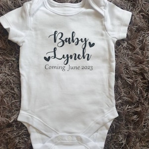 Schwangerschaftansage Babyweste Neues Baby Personalisierte Babyweste Body Beliebiger Text Personalisiertes Geschenk Baby Junge Baby Mädchen Bild 5