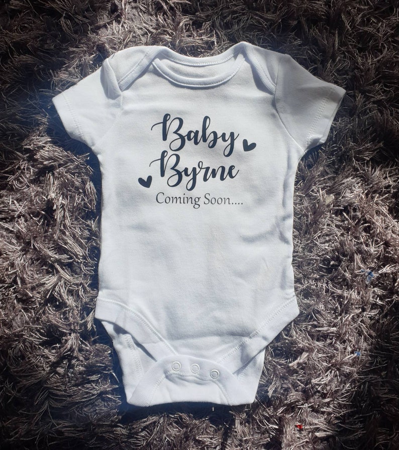 Schwangerschaftansage Babyweste Neues Baby Personalisierte Babyweste Body Beliebiger Text Personalisiertes Geschenk Baby Junge Baby Mädchen Bild 3