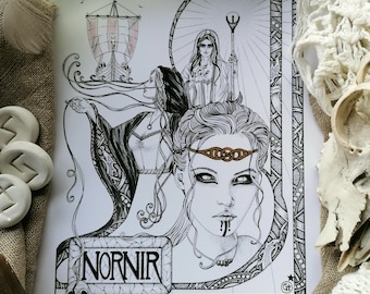 Op de afbeelding: Zwart-witte illustratie van drie vrouwen met lang, golvend haar, een van hen houdt een staf vast. De vrouwen zijn omringd door ingewikkelde patronen en het woord "NORNIR" staat in een banner onderaan. De afbeelding is gesigneerd met "© 2021 Georgie Harman".