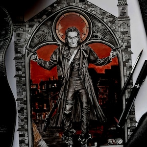 Könnte beinhalten: Eine Schwarzweißillustration eines Charakters aus dem Film The Crow, der in einem gotischen Torbogen steht. Der Charakter hält zwei Pistolen und hat einen dunklen, nachdenklichen Ausdruck. Der Text "DRAVEN" steht unter dem Charakter.