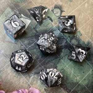 Juego de dados de resina Selune Corazón de Sombra de Baldur's Gate 3