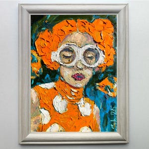 Pode incluir: Retrato em pintura a &oacute;leo de uma pessoa com cabelo laranja e &oacute;culos com arma&ccedil;&atilde;o branca. A pessoa est&aacute; vestindo uma blusa laranja com bolinhas brancas. A obra de arte &eacute; emoldurada em uma moldura prateada.