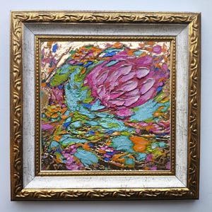 Flor abstracta original enmarcada, empasto floral dorado, obra de arte de rosa rosa, arte mural abstracto, bodegón, arte floral texturizado, regalo moderno