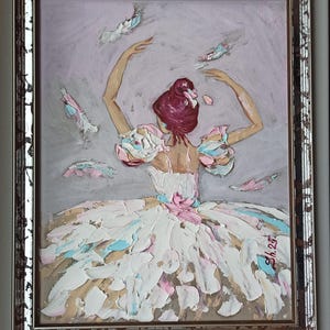 Pode incluir: Pintura a &oacute;leo de uma bailarina em um vestido branco com detalhes em rosa e azul, emoldurada em uma moldura prateada. O cabelo da bailarina &eacute; de um tom bord&ocirc; profundo e ela est&aacute; com os bra&ccedil;os para cima. O fundo &eacute; cinza suave com pinceladas.