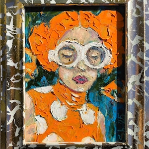 Pode incluir: Pintura a &oacute;leo de uma pessoa com cabelo laranja e &oacute;culos de arma&ccedil;&atilde;o branca. A pessoa usa um top laranja com bolinhas brancas. A pintura est&aacute; em uma moldura dourada e prateada ornamentada. O fundo &eacute; azul e verde.