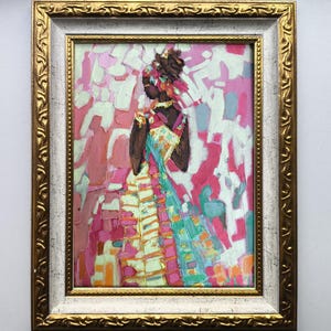 Pode incluir: Pintura a &oacute;leo em uma moldura dourada e branca ornamentada. A obra retrata uma figura em um vestido colorido com um fundo rosa e branco. A figura &eacute; de pele escura e usa um adorno de cabe&ccedil;a. A pintura tem um estilo texturizado e impressionista.