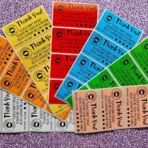 Puede incluir: Una colecci&oacute;n de pegatinas rectangulares en varios colores, incluyendo amarillo, naranja, rojo, azul, verde y melocot&oacute;n. Cada pegatina presenta el texto Thank You! y Please don't forget to rate me! Your tip & review helps support me & my family.