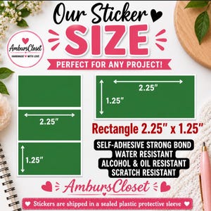 Puede incluir: Un gr&aacute;fico que muestra pegatinas rectangulares verdes con dimensiones de 2,25 pulgadas por 1,25 pulgadas. El texto dice Our Sticker SIZE, Rectangle 2,25 x 1,25, y enumera caracter&iacute;sticas como autoadhesivo, resistente al agua, alcohol, aceite y ara&ntilde;azos.