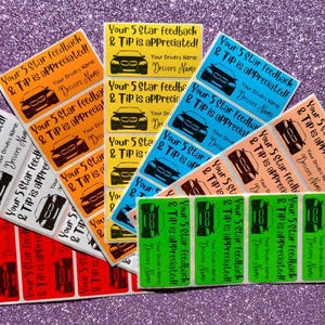 Puede incluir: Una colecci&oacute;n de pegatinas rectangulares en varios colores, incluyendo naranja, amarillo, azul, melocot&oacute;n, verde, rojo y blanco. Cada pegatina presenta un gr&aacute;fico de coche negro y el texto: Your 5 Star feedback & Tip is appreciated! Your Drivers Name: Drivers Name.
