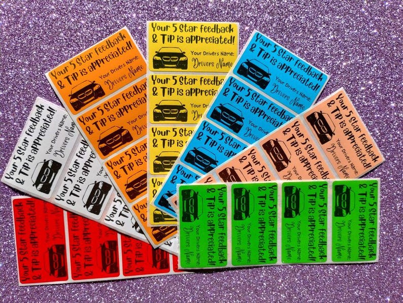 Puede incluir: Una colecci&oacute;n de pegatinas rectangulares en varios colores, incluyendo naranja, amarillo, azul, melocot&oacute;n, verde, rojo y blanco. Cada pegatina presenta un gr&aacute;fico de coche negro y el texto: Your 5 Star feedback & Tip is appreciated! Your Drivers Name: Drivers Name.