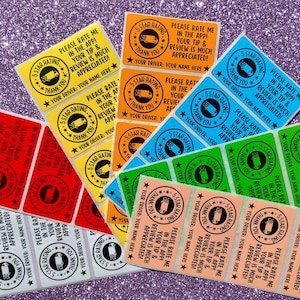 Puede incluir: Una colecci&oacute;n de pegatinas rectangulares adhesivas en amarillo, naranja, azul, verde, rojo y melocot&oacute;n. Cada pegatina presenta un logo circular con un icono de cami&oacute;n, el texto 5 STAR RATING y PLEASE RATE ME IN THE APP!