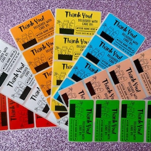 Puede incluir: Una colecci&oacute;n de etiquetas adhesivas rectangulares en varios colores, incluyendo naranja, amarillo, azul, melocot&oacute;n y verde. Cada etiqueta presenta el texto Thank You! Delivered with care by: Your Name Here, y Please rate me in the app, con un gr&aacute;fico de comestibles.