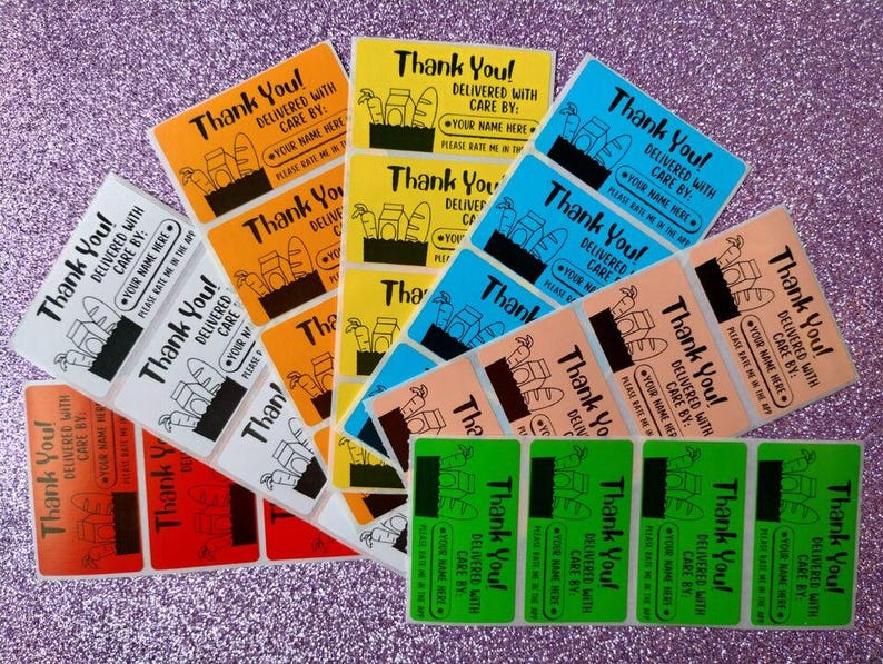 Puede incluir: Una colecci&oacute;n de etiquetas adhesivas rectangulares en varios colores, incluyendo naranja, amarillo, azul, melocot&oacute;n y verde. Cada etiqueta presenta el texto Thank You! Delivered with care by: Your Name Here, y Please rate me in the app, con un gr&aacute;fico de comestibles.