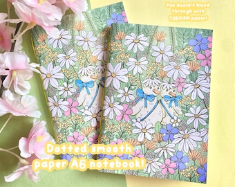 Handgemaakt a6 notitieboekje | eenden in bloemen geïllustreerd kawaii met de hand genaaid gestippeld papier bullet journal coquette bloemendagboek groene natuur bujo
