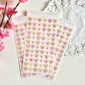 Feuille d'autocollants mensuels avec numéros d'ours | Stickers alphabet chiffres tête d'ours style coréen kpop toploader carte photo autocollants déco journal bujo