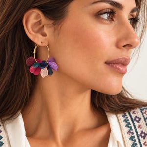 Créoles dorées et pétales multicolores - Bijou élégant - Bohème chic - Créoles raffinées - Bijou femme chic - Bijou toutes saisons
