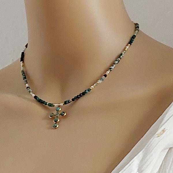 Collier turquoises africaines et croix