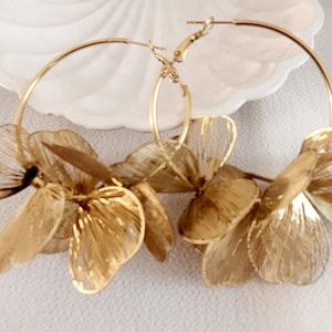 Grote vergulde stalen creolen en bloemblaadjes