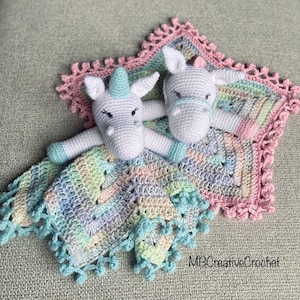 Peut inclure: Une couverture pour bébé en crochet avec un motif arc-en-ciel pastel et une licorne en crochet attachée. La couverture a une bordure en crochet rose avec un bord festonné. La couverture est faite avec un fil doux et est parfaite pour un cadeau de naissance.