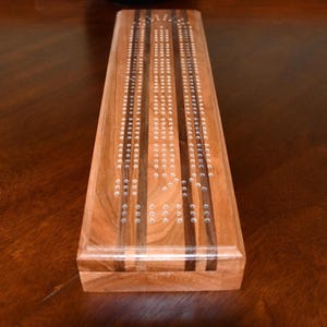 Tablero de cribbage de madera dura hecho a mano