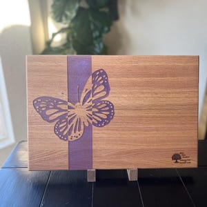 Planche à découper fabriquée à la main en bois dur et époxy
