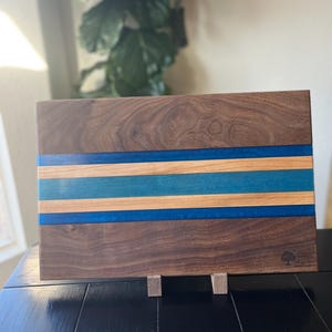 Planche à découper fabriquée à la main en bois dur et époxy