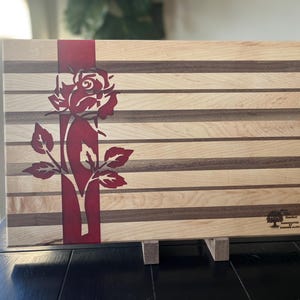 Planche à découper fabriquée à la main en bois dur et époxy