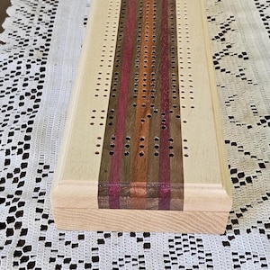 Tablero de cribbage de madera dura hecho a mano