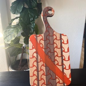 Planche à découper fabriquée à la main en bois dur et époxy
