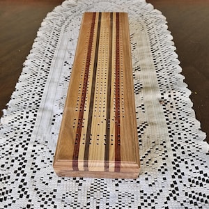 Tablero de cribbage de madera dura hecho a mano