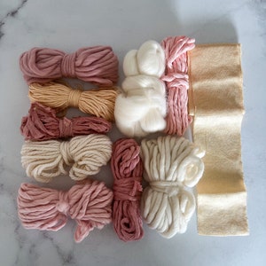 Weavers Pack Soft Blush, Faserwebset, Mini Strang Garn-Set, Webzubehör, dickes Garn, Geschenk für Bastelliebhaber, Merinowolle, neutrale Töne
